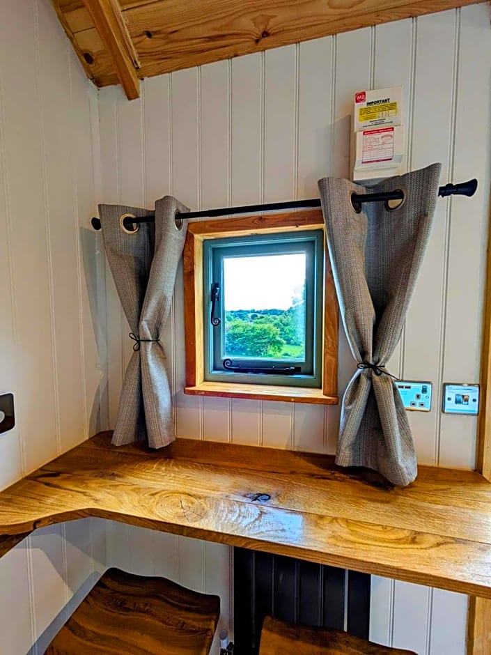 Romantic Shepherd Hut, Hot Tub, Firepit, Views
