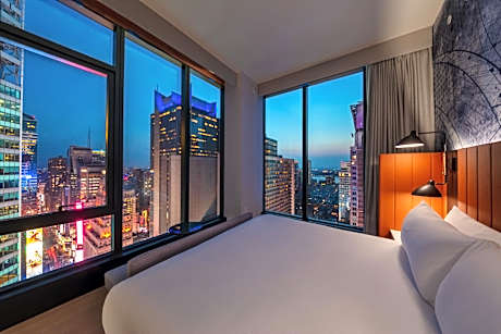 Corner King Room with Square View