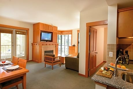 TWO BEDROOM QUEEN LOWER FLOOR & SOFA BED