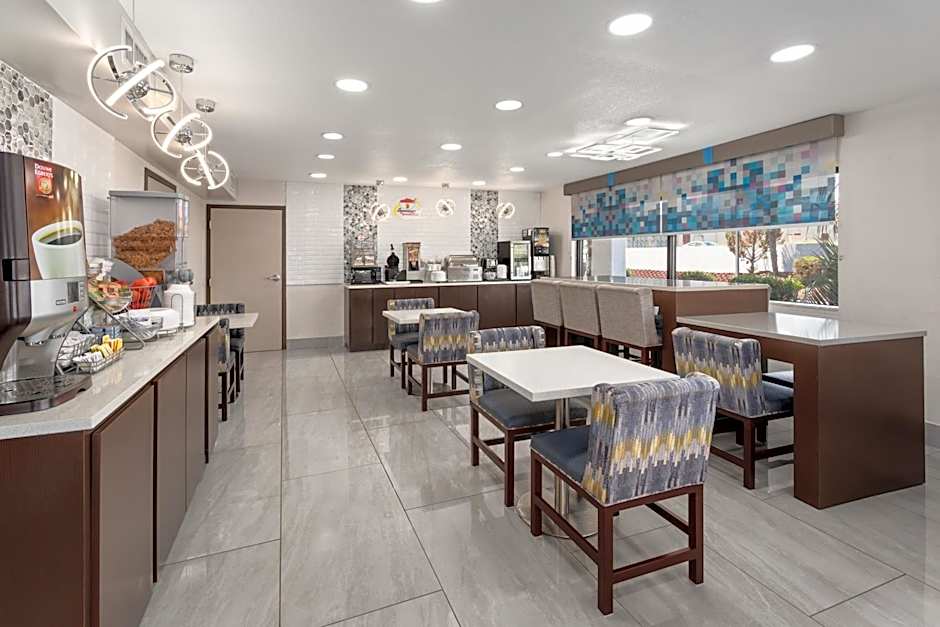 Super 8 by Wyndham Prattville Montgomery