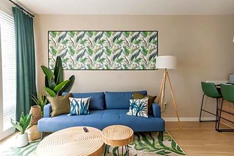 Palm Theme King Bed Paid Garage 55" 4k Smart T