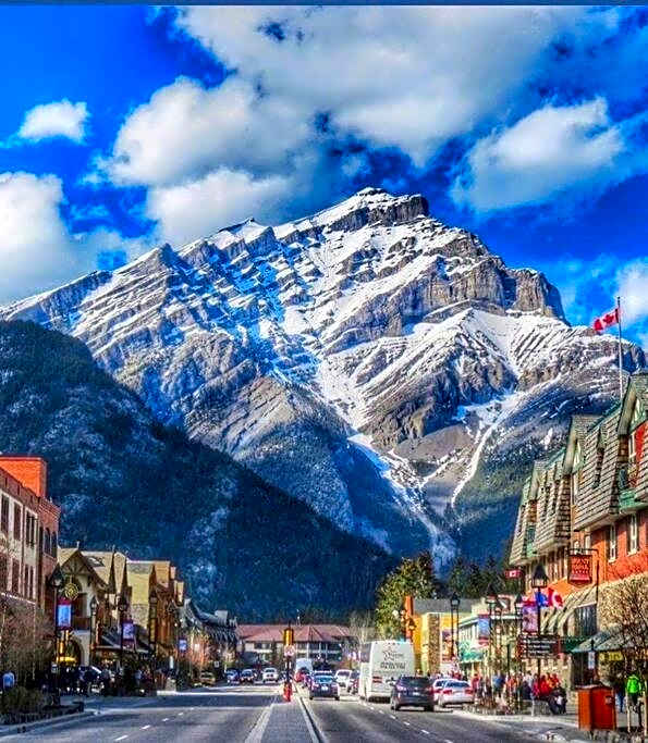 Mountain Retreat, Pool & Hot Tub, BBQ, Patio, King Bed, Sleeps 6!