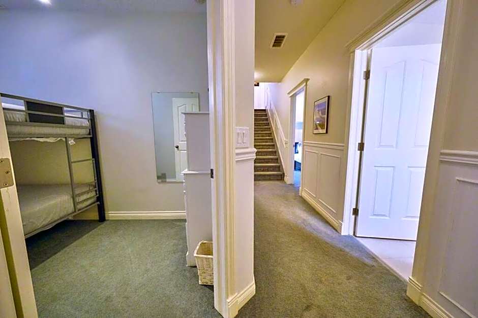 Casa Pura Vida Hot Tub, Pool & Ping Pong Tables w Backyard & BBQ Come stay