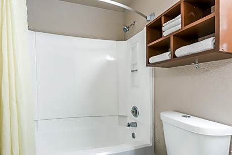 Queen Room - Non-Smoking