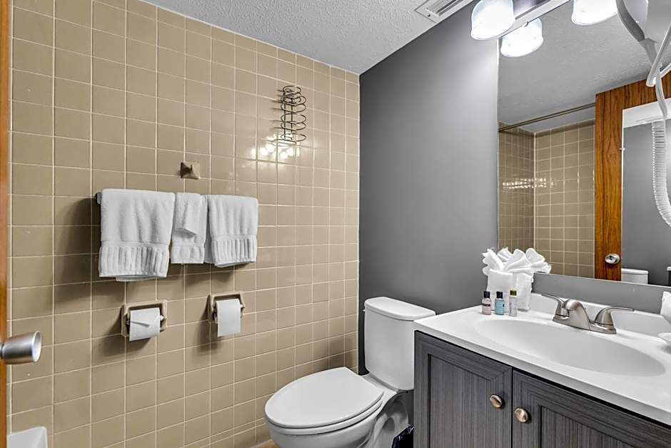 Eastland Suites Hotel & Conference Center By OYO Urbana
