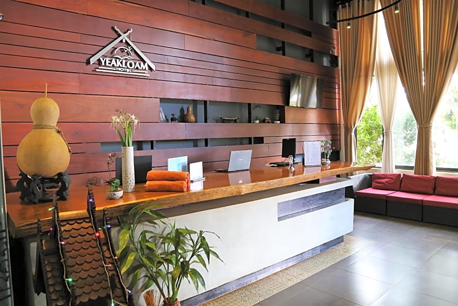 Yeak Loam Hotel