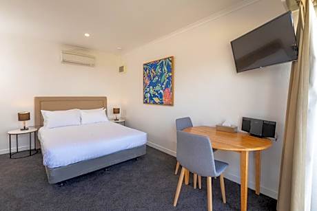 Guest Room (25 square yards)