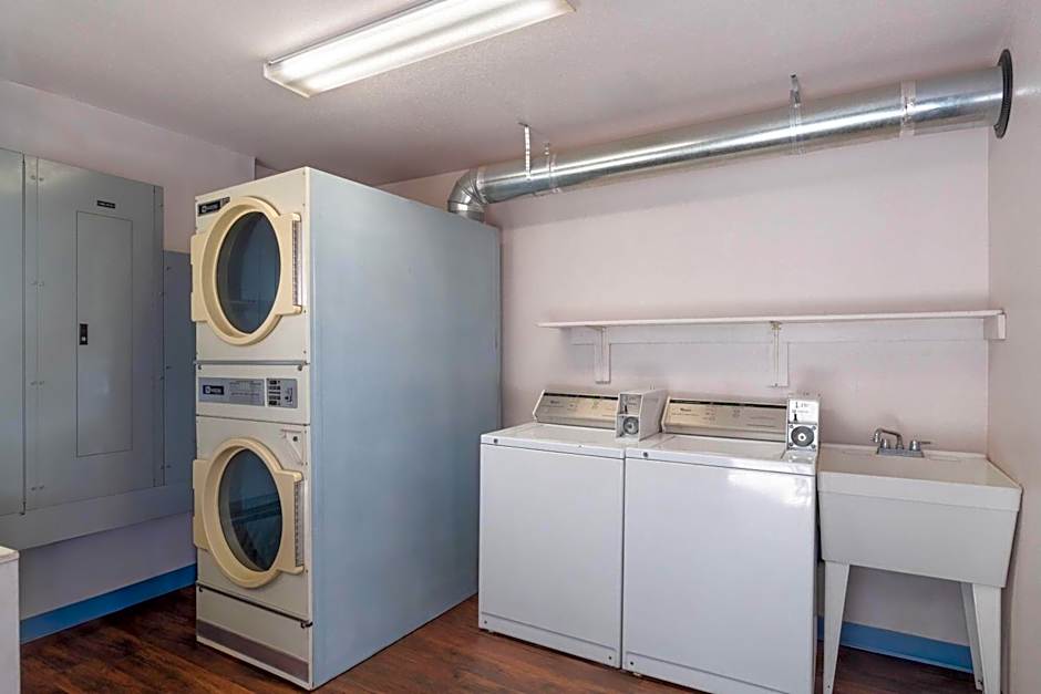 Travelodge by Wyndham Albuquerque West