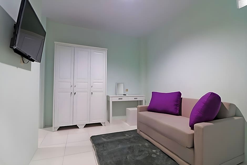 RedDoorz Plus Near RS Royal Taruma Grogol