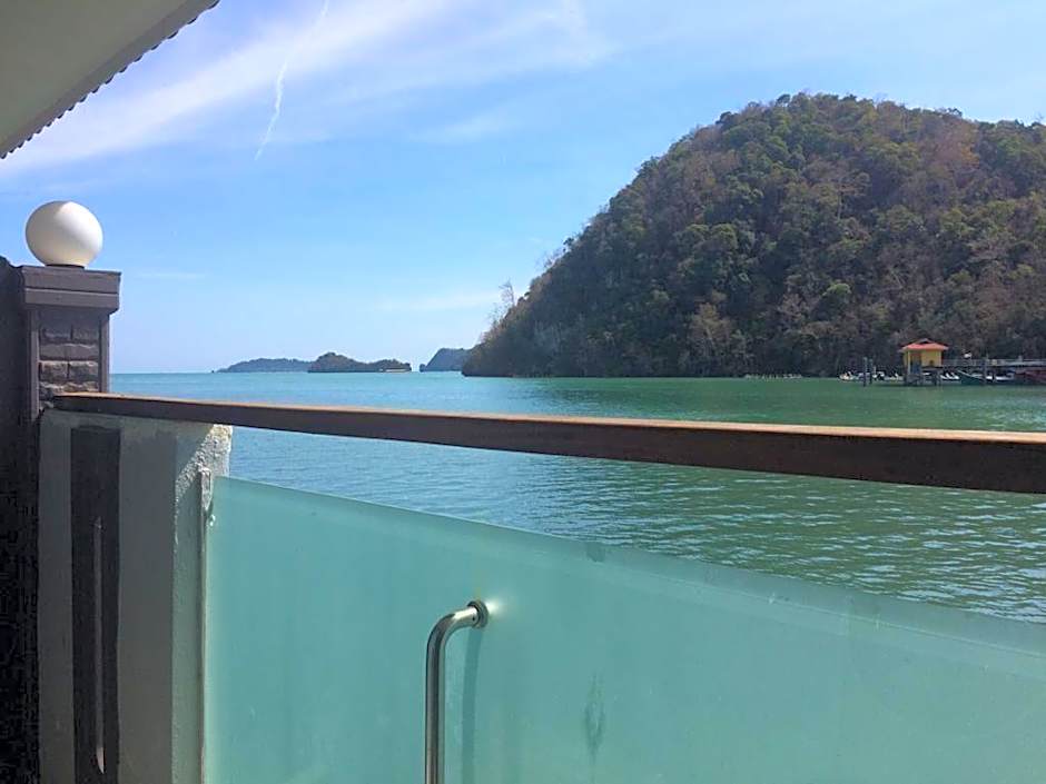 Penarak Bamboo Beach Motel