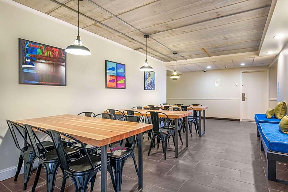 Clarion Pointe Richmond North Near University