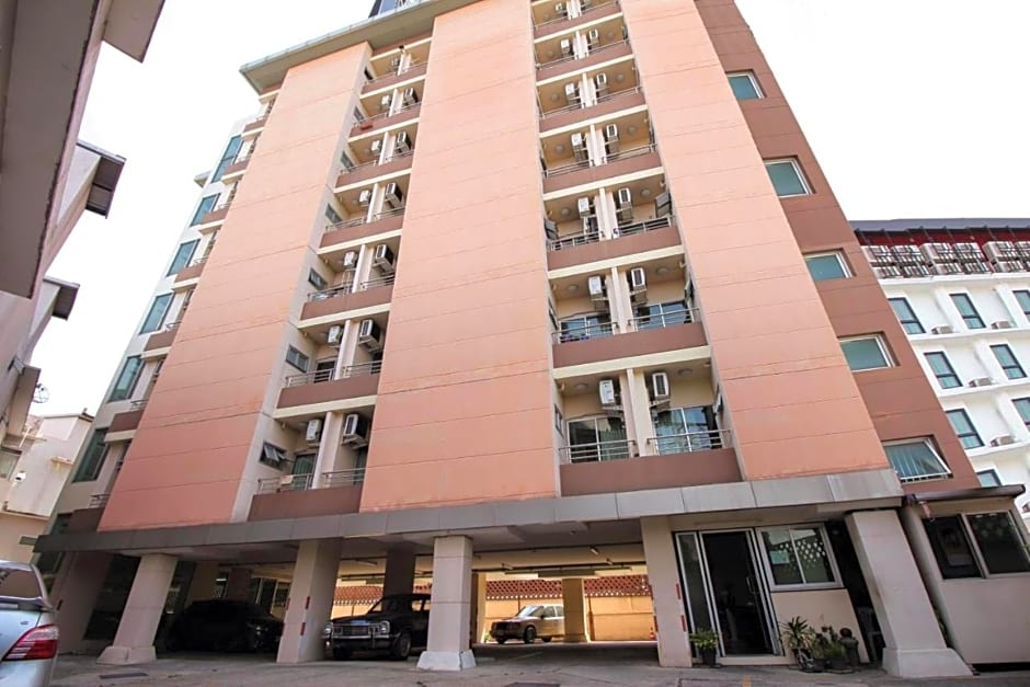 Mee sook Hotel and Residence