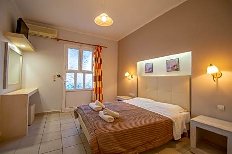 Standard double or twin studio, ground floor, sea view