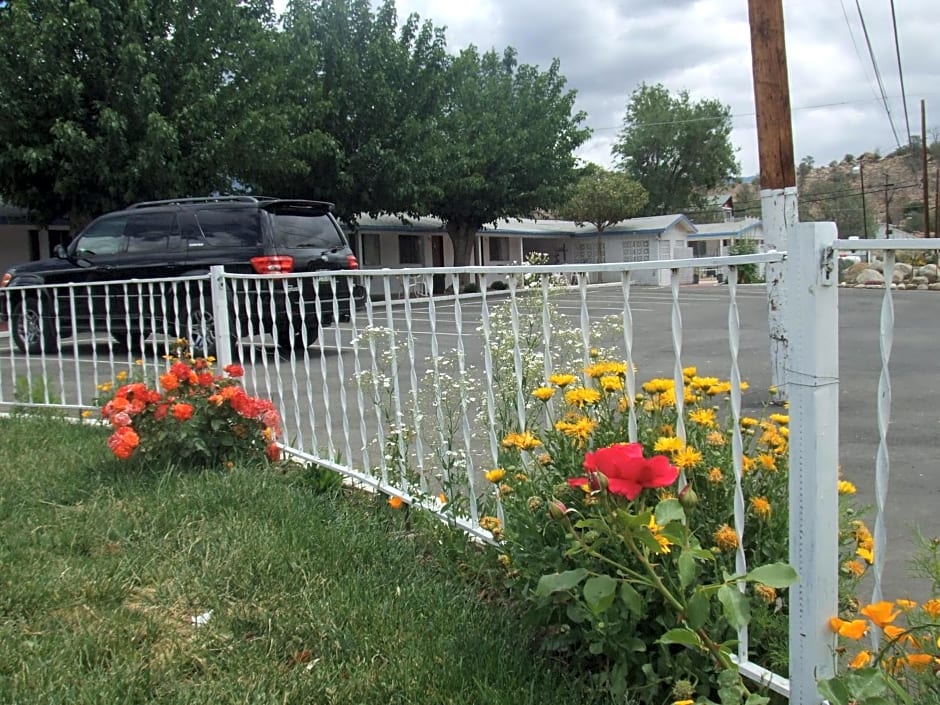 Mount-N-Lake Motel