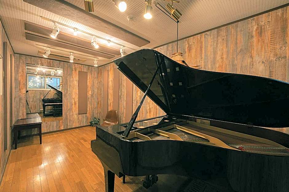 Grand Piano & Shinjuku 5min walk from station