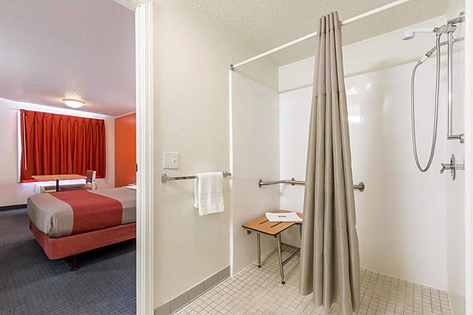 Travelodge by Wyndham Lansing