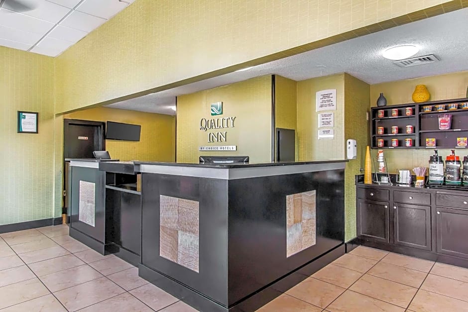 Quality Inn Hinesville - Fort Stewart Area, Kitchenette Rooms - Pool - Guest Laundry