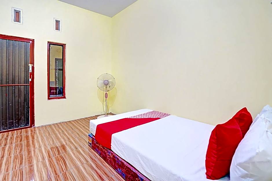 OYO Life 92920 Rumah Kost Azca