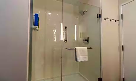 1 King Mobility/Hearing Acc Roll In Shower