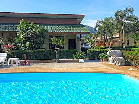 Apartment with Pool View