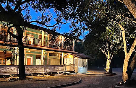 Funky Leopard Safari Lodge Bordering Yala National Park