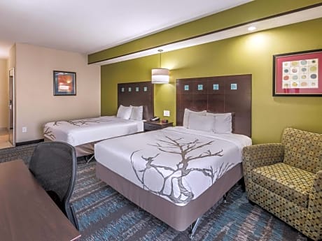 Queen Room with Two Queen Beds and Bath Tub - Mobility/Hearing Access - Non-Smoking