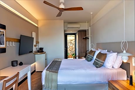 Sapphire Nest King Room with Shared Pool and Sea View