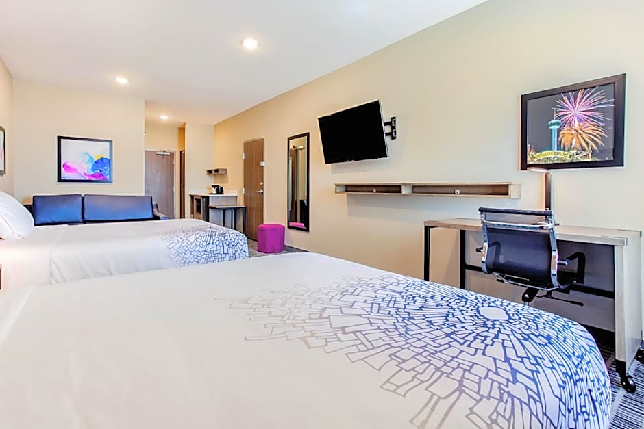 La Quinta Inn & Suites by Wyndham San Antonio Alamo City