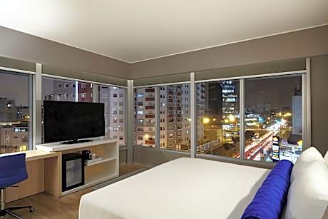 Sweet Corner, Larger Guest Room, 1 King, City View, Corner Room