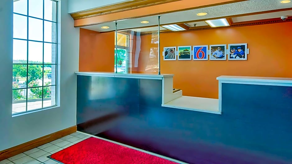 Motel 6-Grand Rivers, KY