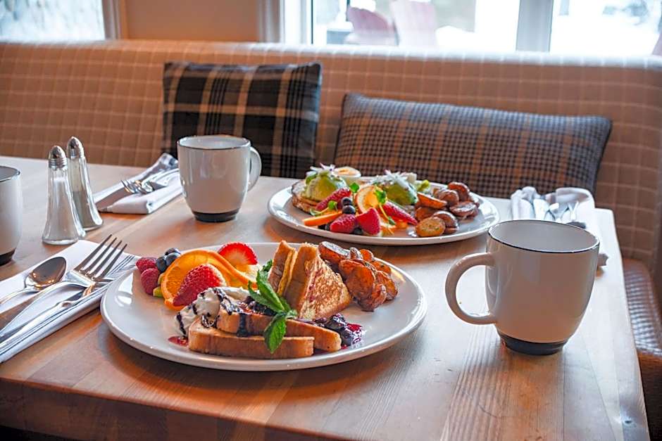 Coast Canmore Hotel & Conference Centre