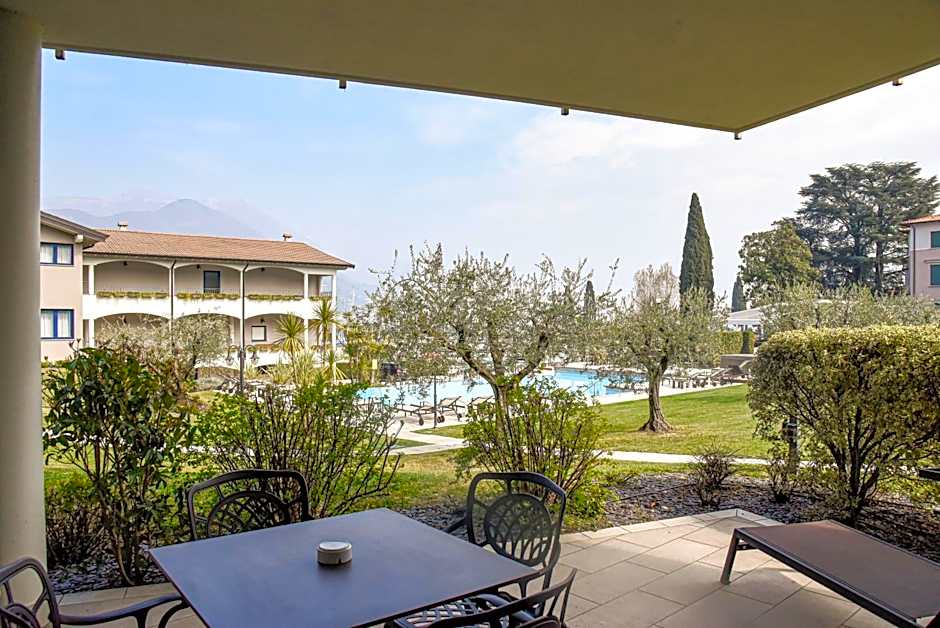 Bella Hotel & Restaurant with private dock for mooring boats