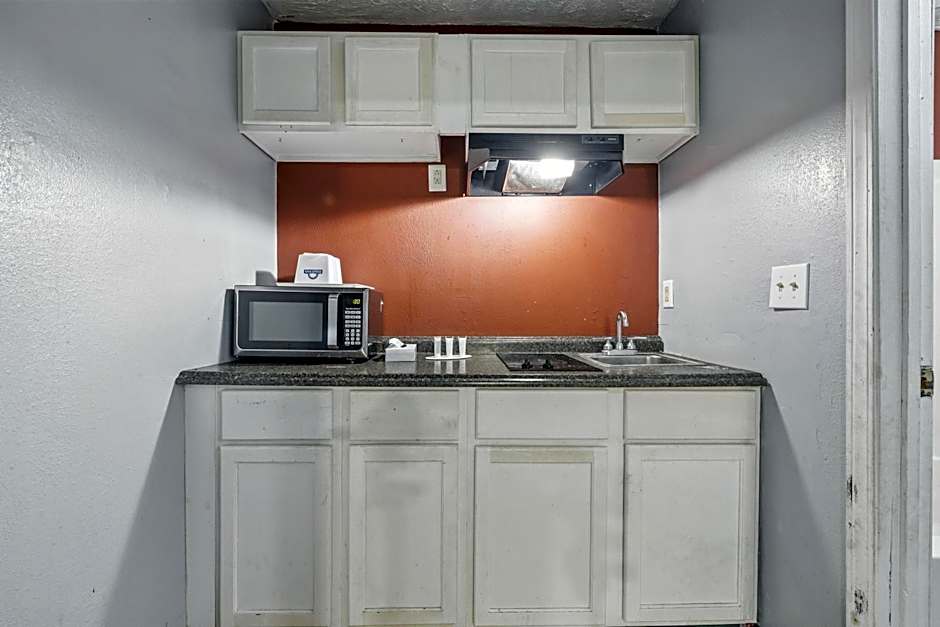 Days Inn & Suites by Wyndham Terre Haute