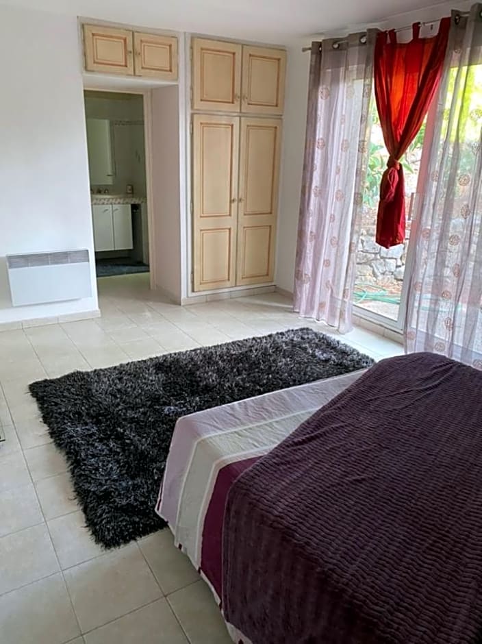 Chambre spacieuse indépendante dans villa plus parking privée