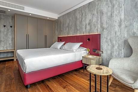 Suite with Lake View and Balcony