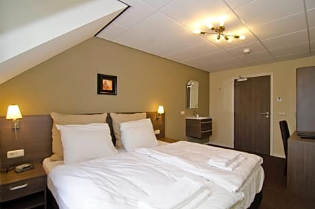 Economy Twin Room with Shared Bathroom