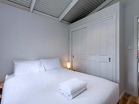 Deluxe Two-Bedroom Cabin - Olde Town General Store