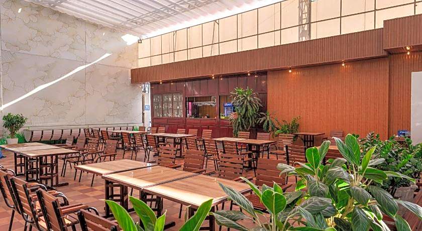 Van Phat Riverside Hotel