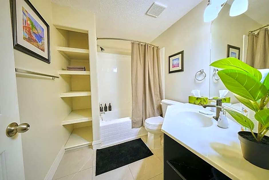 Casa Pura Vida Hot Tub, Pool & Ping Pong Tables w Backyard & BBQ Come stay