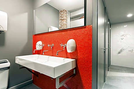The Sun Room (shared bathroom)