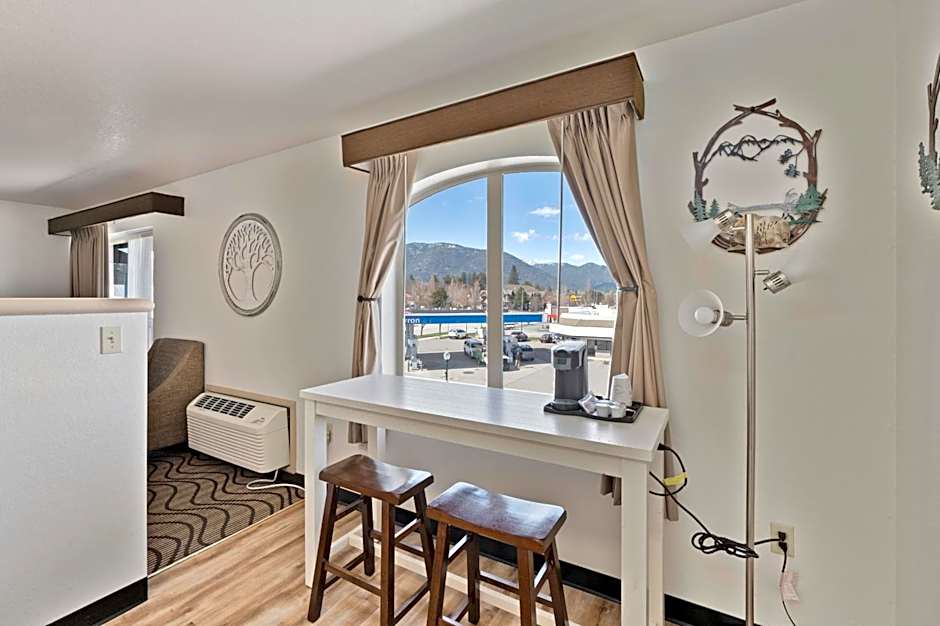 Sandpoint Hotel & Suites Downtown