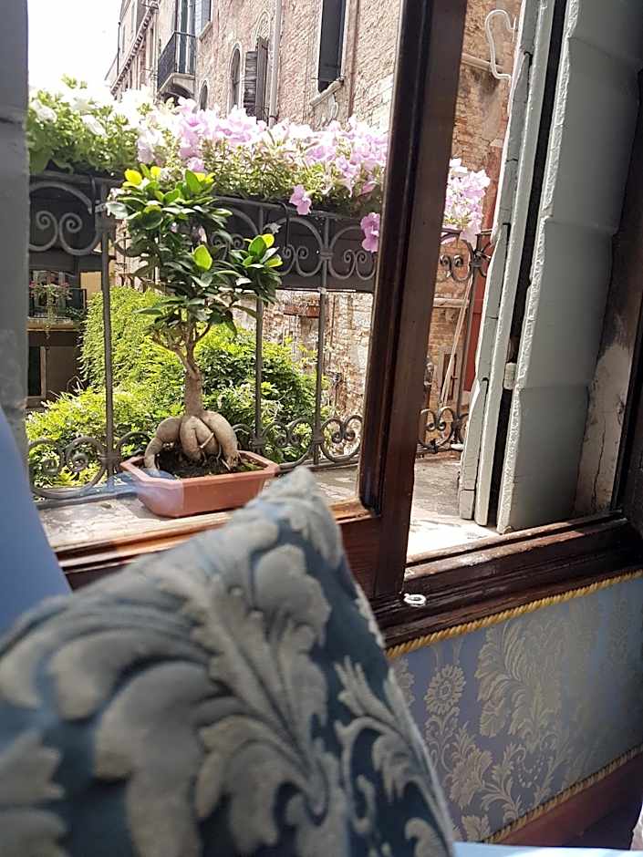 Friendly Venice Suites