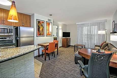 One-Bedroom King Suite with Sofa Bed and Adapted Tub - Mobility and Hearing Accessible