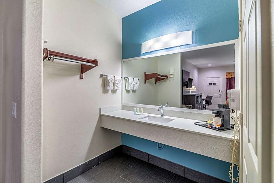 Quality Inn & Suites Canton