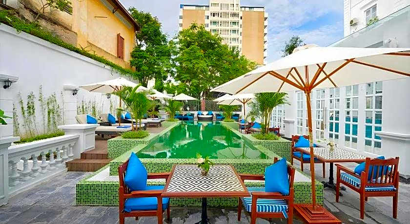 Manoir Des Arts Hotel