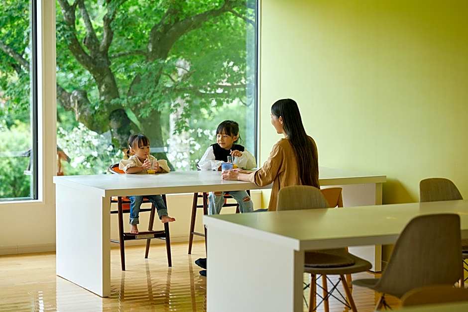 Holiday House Green Garden