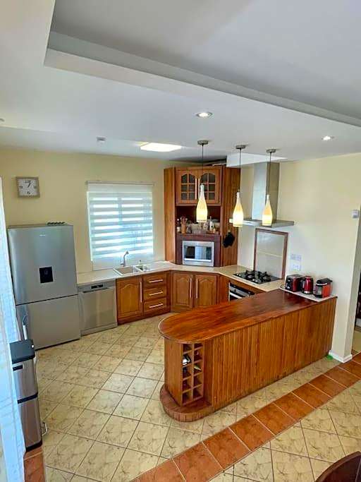 Villa Aglaia mit Pool, Garten und Palmen