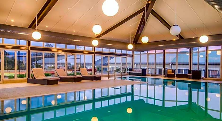 Horizons 201 - Lake Front Studio l Pool l Tennis Court l Bar l WiFi