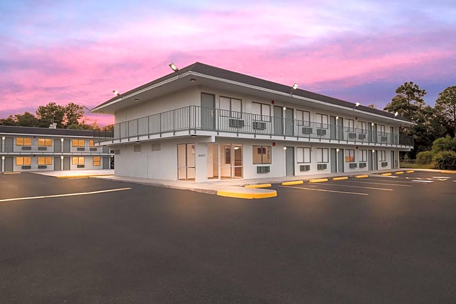 HomeTowne Studios by Red Roof Orange, TX