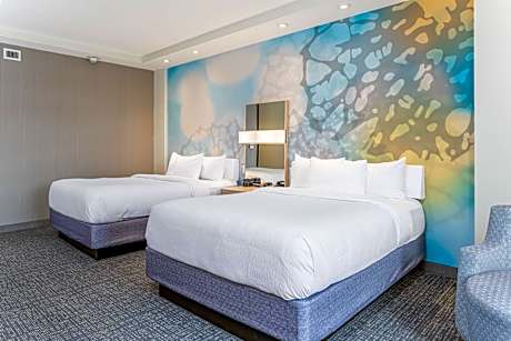 Queen Room with Two Queen Beds - Hearing Accessible